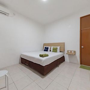 Urbanview Hotel Cozy Samarinda By Reddoorz